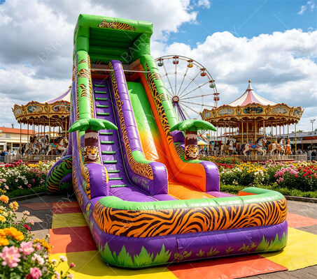 Le tigre de safari de 18 pieds de haut est imprimé sur un toboggan gonflable.