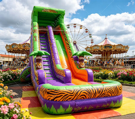 Le tigre de safari de 18 pieds de haut est imprimé sur un toboggan gonflable.