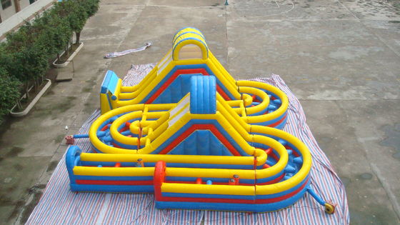 Parcours du combattant gonflable emballant le jeu avec le château de glissière de videur