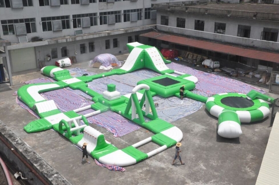 Parc aquatique de flottement gonflable de terrain de jeu vert pour l'amusement EN14960