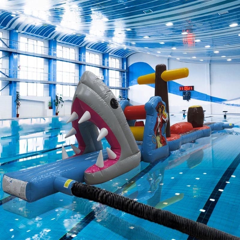 Cours d'obstacles gonflables personnalisé 12M requin pirate danger piscine pour le plaisir de l'eau sur les plages et les piscines
