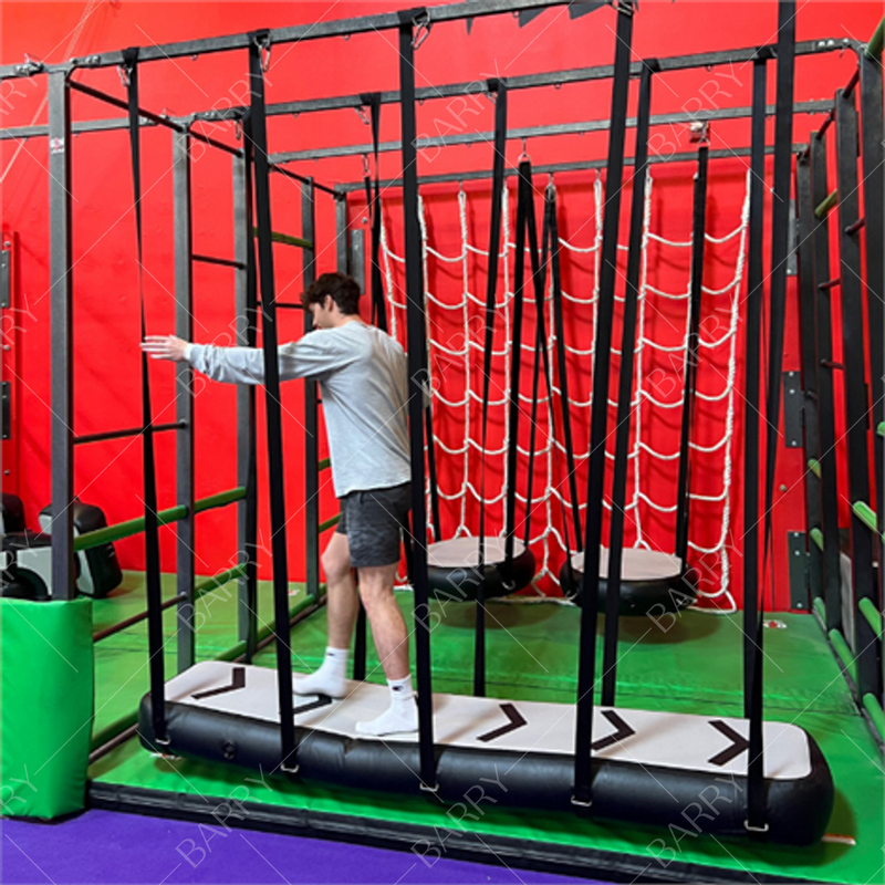 Parcours d'obstacles pour les guerriers Ninja. Parcours d'obstacles gonflable suspendu.