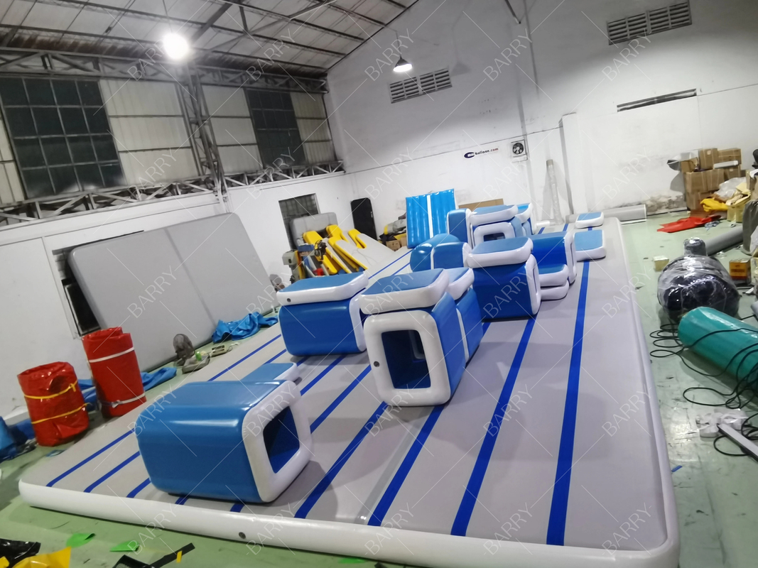 Une piste gonflable pour gymnastique pour adultes, une piste d'obstacles pour guerriers ninja, une piste de parkour