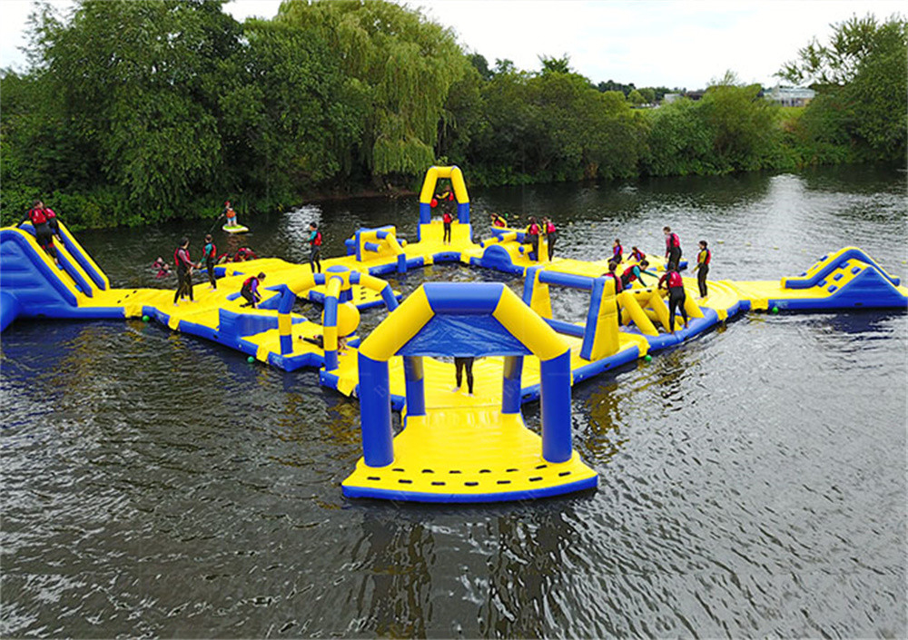 Parc aquatique en PVC sur le lac déterminé par la taille pour les activités de groupe et le plaisir