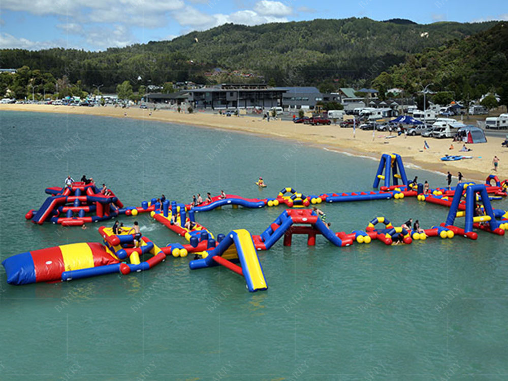 Parc d'attractions PVC Parc aquatique flottant gonflable déterminé par la taille et fabriqué en PVC