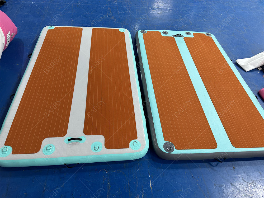 3×1.8x0.15m Taille personnalisée Couleur disponible Dock flottant gonflable pour le loisir des yachts