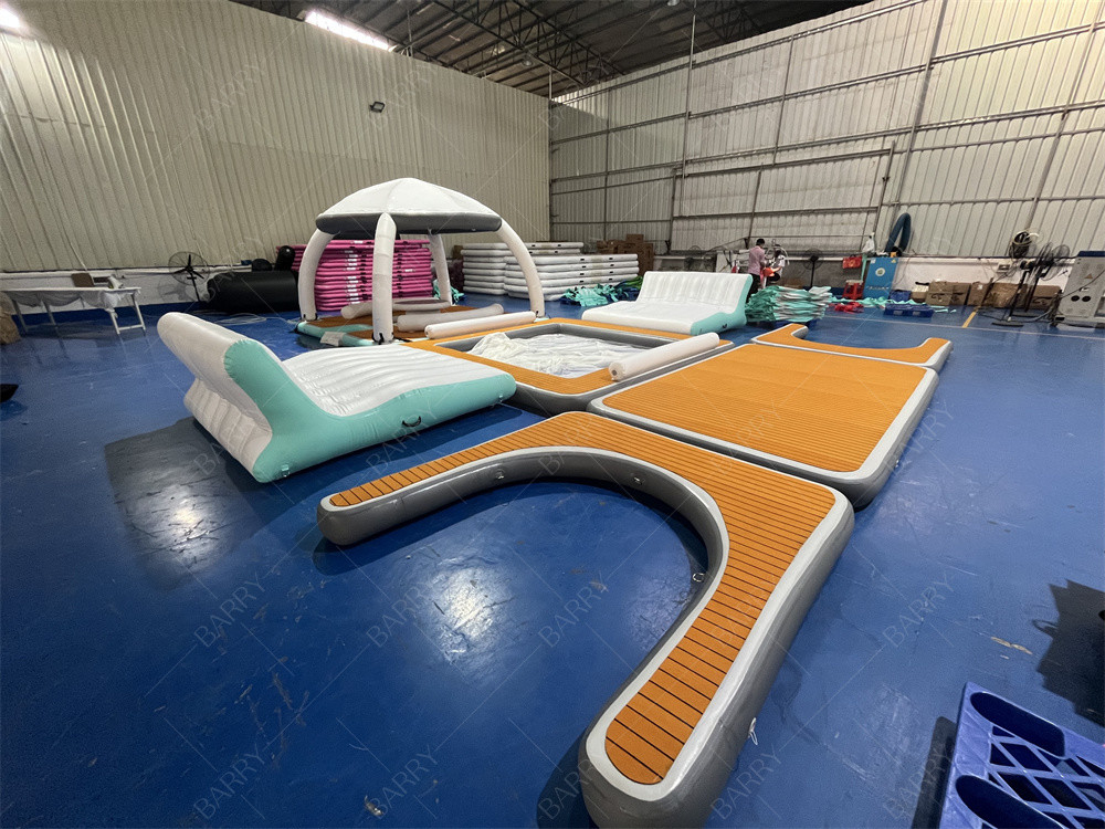 Jeu de sport nautique de luxe sur gonflables Bana Plateforme de quai gonflable Fête de plage Bana Cabane flottante gonflable
