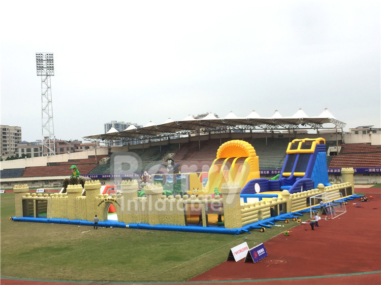 1600m2 Le plus grand parc à thème gonflable au monde Dinosaures à l'intérieur Grand saut en plein air Avec jeu de sport