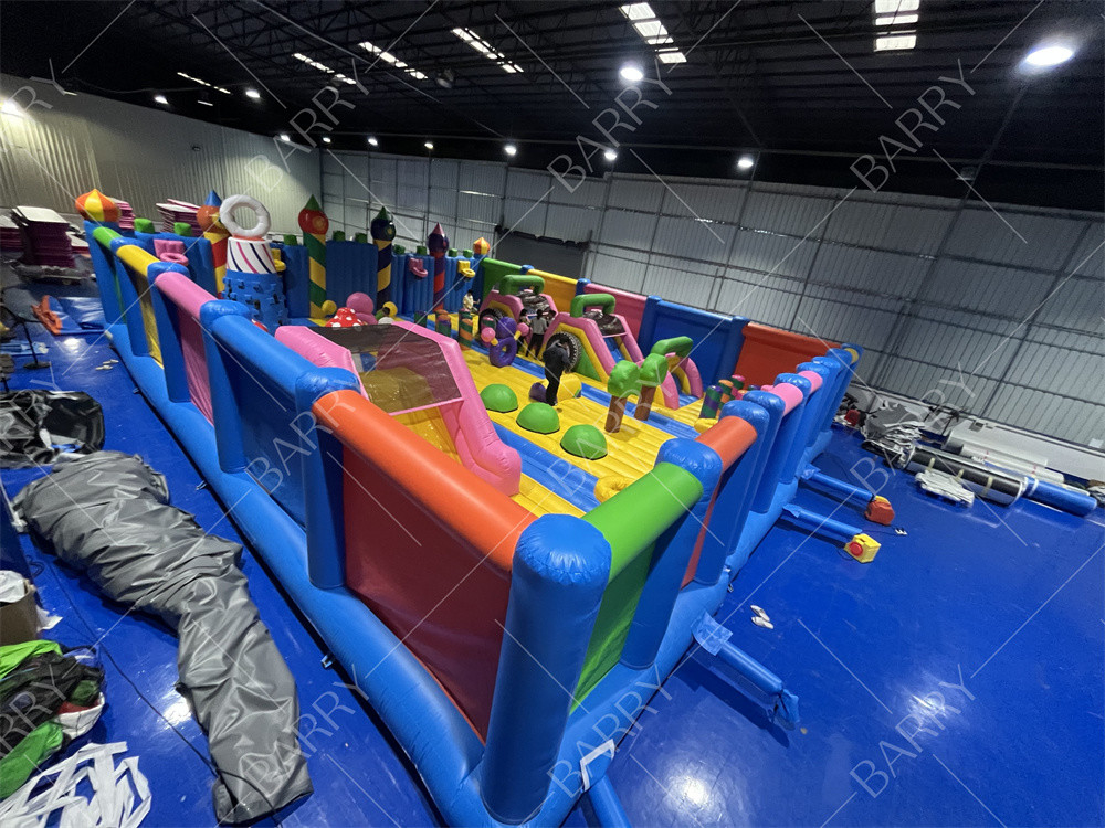 Parc aquatique en plein air, terrain de jeux gonflable, terrain d'attraction, terrain de jeux en intérieur, trampoline
