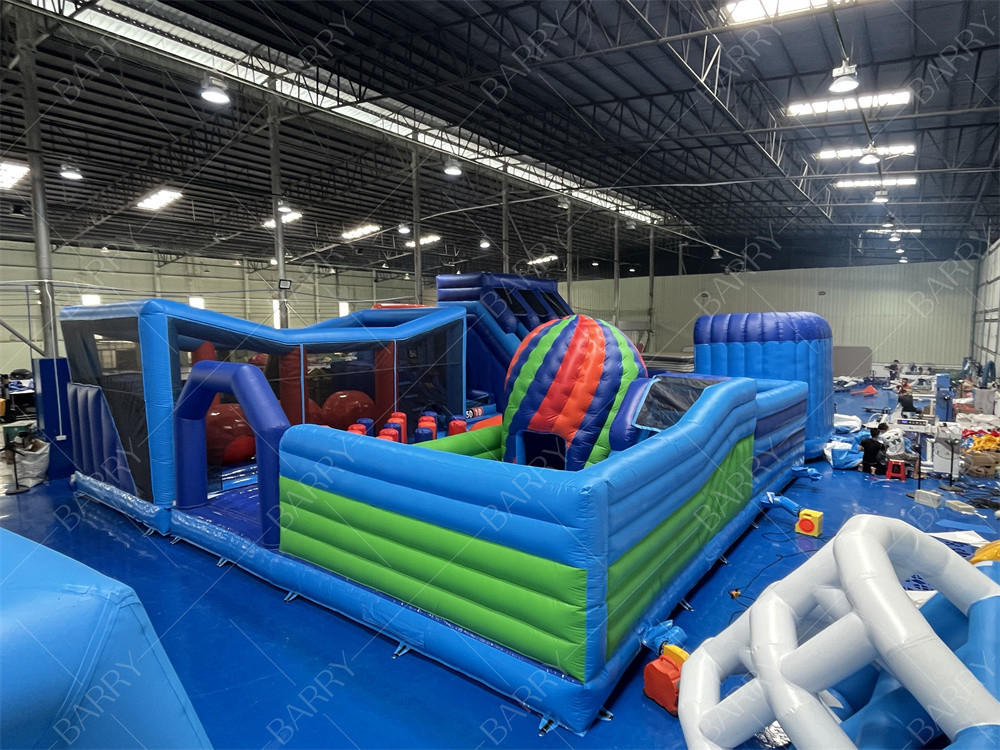 Parc d'attractions gonflable commercial avec un terrain d'obstacles à billes intérieures