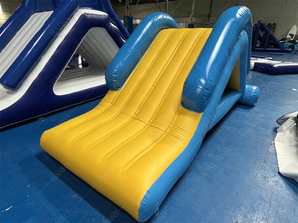 Toboggan aquatique gonflable avec tour d'escalade pour lac, toboggan aquatique flottant gonflable vendu directement par l'usine pour parc aquatique