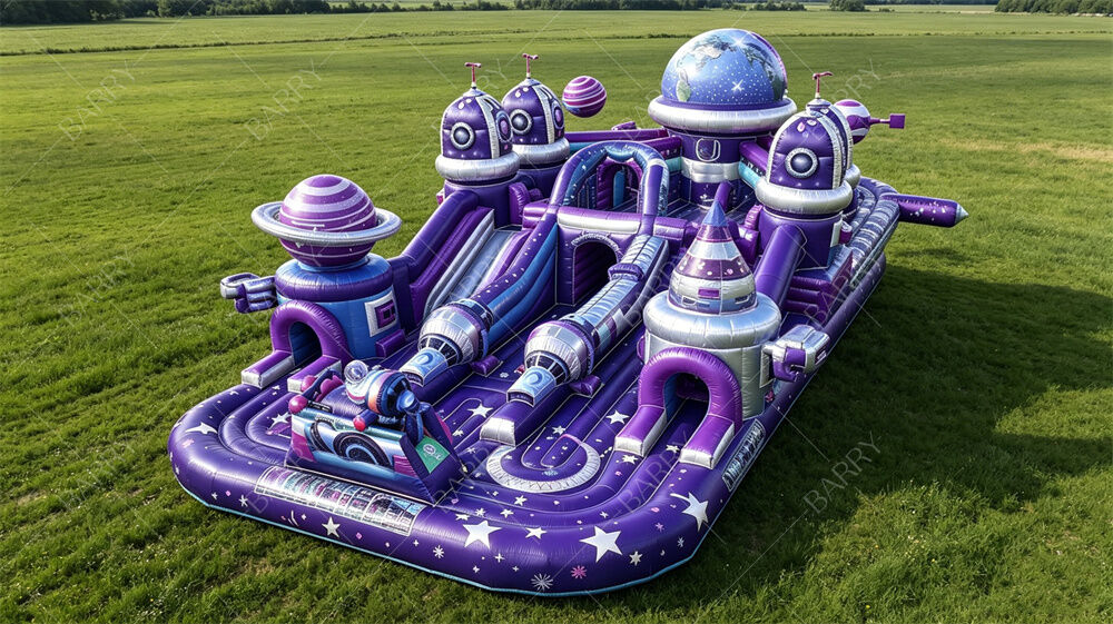 Ville amusante gonflable violette sur le thème de la galaxie. Course d'obstacles de la station spatiale avec des toboggans et des tunnels. PVC commercial personnalisable pour les festivals et les événements des centres commerciaux.
