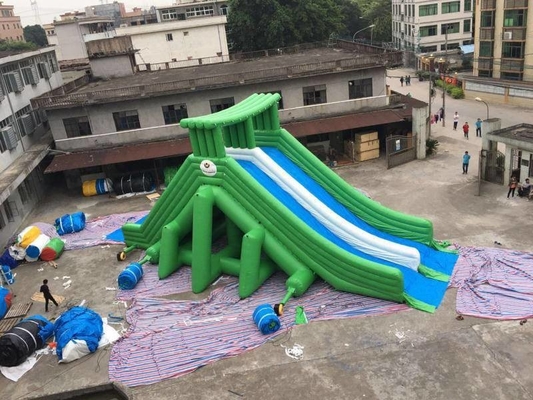 L'eau gonflable multicolore glisse le château d'explosion de videur combiné