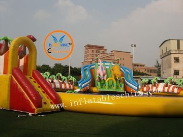 Parc aquatique gonflable extérieur avec les dinosaures géants de glissière stupéfiant le parc aquatique