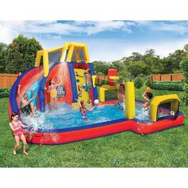 Les enfants glissent la montée de Waterpark et le jeu imperméables gonflables de sport