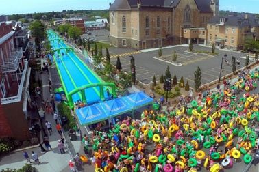 300 mètres de glissière d'eau gonflable géante scellée par air long pendant un jour d'amusement de famille