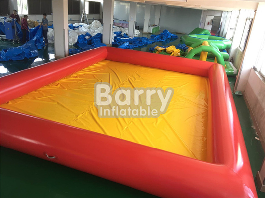 Piscine gonflable jaune et orange de place pour le terrain de jeu d'enfants