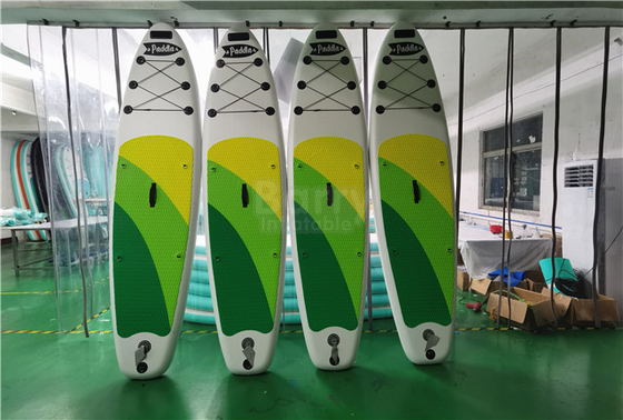 Le panneau gonflable vert et jaune adapté aux besoins du client de PETITE GORGÉE tiennent Paddleboard