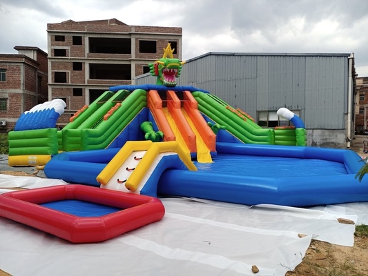 parc aquatique gonflable au sol mobile de terre de PVC de 0.9mm avec le message publicitaire de glissière de piscine
