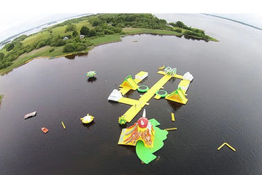 Parc aquatique gonflable de grande baie superbe impressionnante, sports aquatiques jaunes pour l'océan