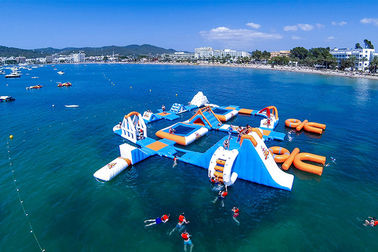 Parc gonflable bleu géant adulte géant de sport pour l'île de sillage, équipement de sports aquatiques pour l'océan