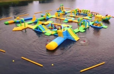 Parcs aquatiques gonflables flottants en plein air 0,9 mm PVC Jeux d'eau gonflables