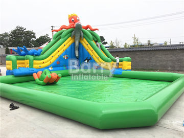 Piscine gonflable imperméable de thème vert de château avec la glissière de poulpe sur la terre