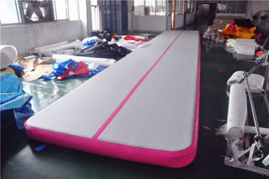 Petit tapis rose de gymnastique d'explosion, voie gonflable de dégringolade pour la maison