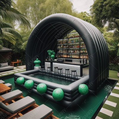 Le jardin noir et vert flottant bar gonflable avec sièges