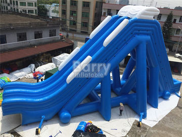 Glissière gonflable géante de doubles ruelles bleues pour la piscine d'eau ignifuge