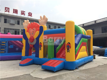 Grande petite Chambre industrielle de rebond d'enfant en bas âge ou de clown d'enfants sur le dégagement