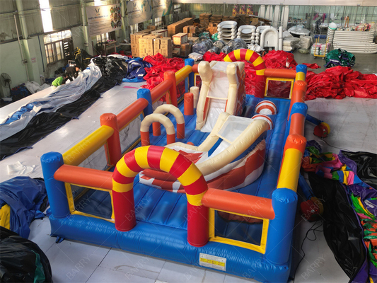 Parc d'attractions gonflables pour enfants en plein air avec piste d'obstacles
