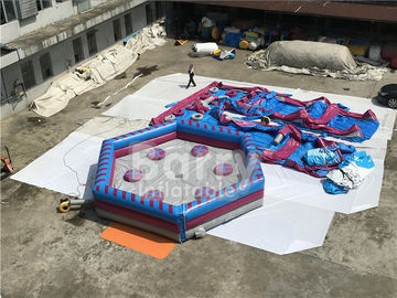 Fusion debout d'homme tournant les jeux gonflables de sports avec le contrôleur, jeu de bras de balayeuse d'enfants