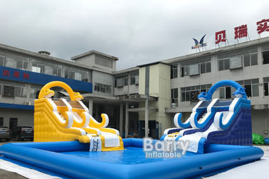 Glissières d'eau gonflables adaptées aux besoins du client de taille avec la piscine pour le loyer d'affaires