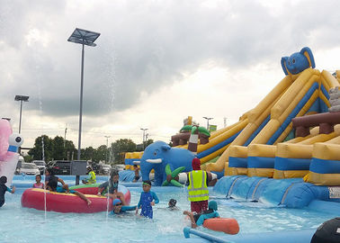 Parc gonflable d'Aqua d'amusement de terre utilisé par message publicitaire de PVC 0.9mm d'été