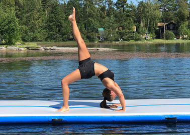 Tapis de flottement de yoga de l'eau gonflable d'Aqua de sport aquatique de forme physique dans la piscine ou le lac