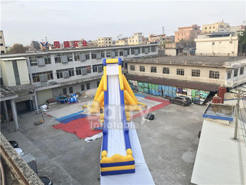 Grande glissière d'eau gonflable commerciale jaune extérieure de jardin public avec la piscine