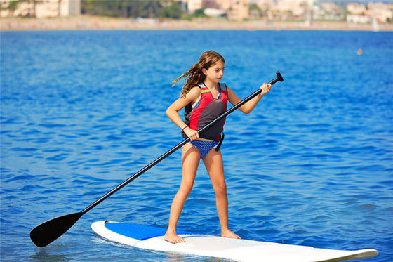 La course extérieure gonflable tiennent la planche de surf pour des enfants
