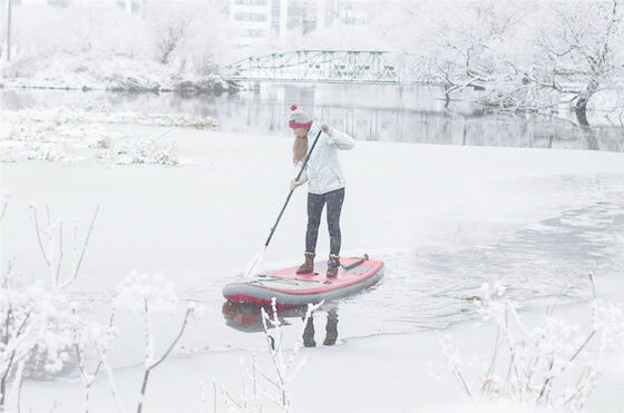 Le PVC laissent tomber le panneau d'air gonflable de neige de Stich sur le lac ice