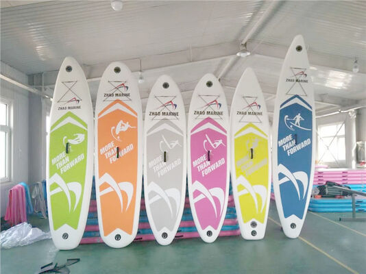Gonflables de luxe tiennent le panneau de palette surfant avec des accessoires de petite gorgée