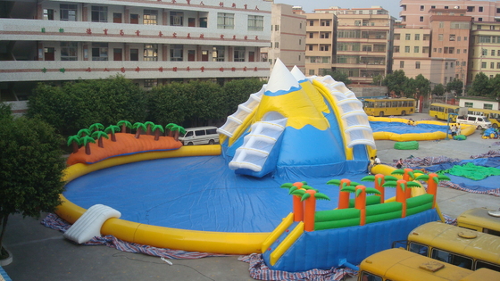 Parc aquatique gonflable de résistance de bâche UV de PVC avec la piscine bien coupée la queue