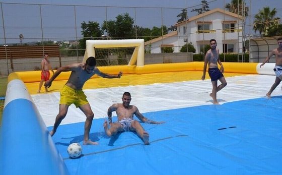 Les jeux gonflables de sports de double de Tripple bâche de point savonnent le terrain de football