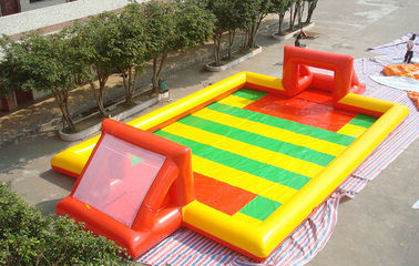 Terrain de football gonflable de jeu étonnant de sport, gisement gonflable coloré de partie de football de PVC