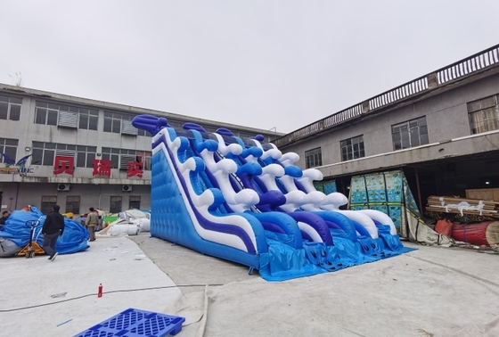 La glissière d'eau gonflable de vague fraîche extérieure 10mL*7mW*6mH a adapté aux besoins du client